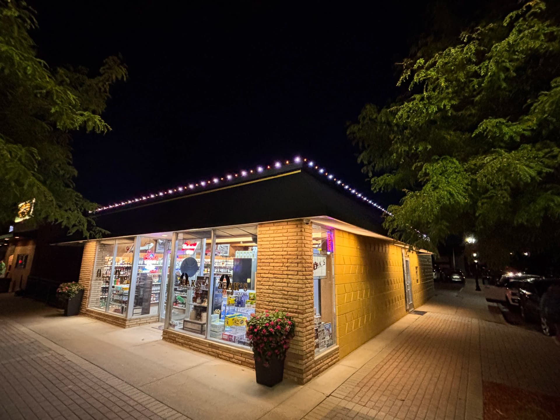 Gallery photos for Oelo Permanent LED Lighting on a Local Storefront: Image #1